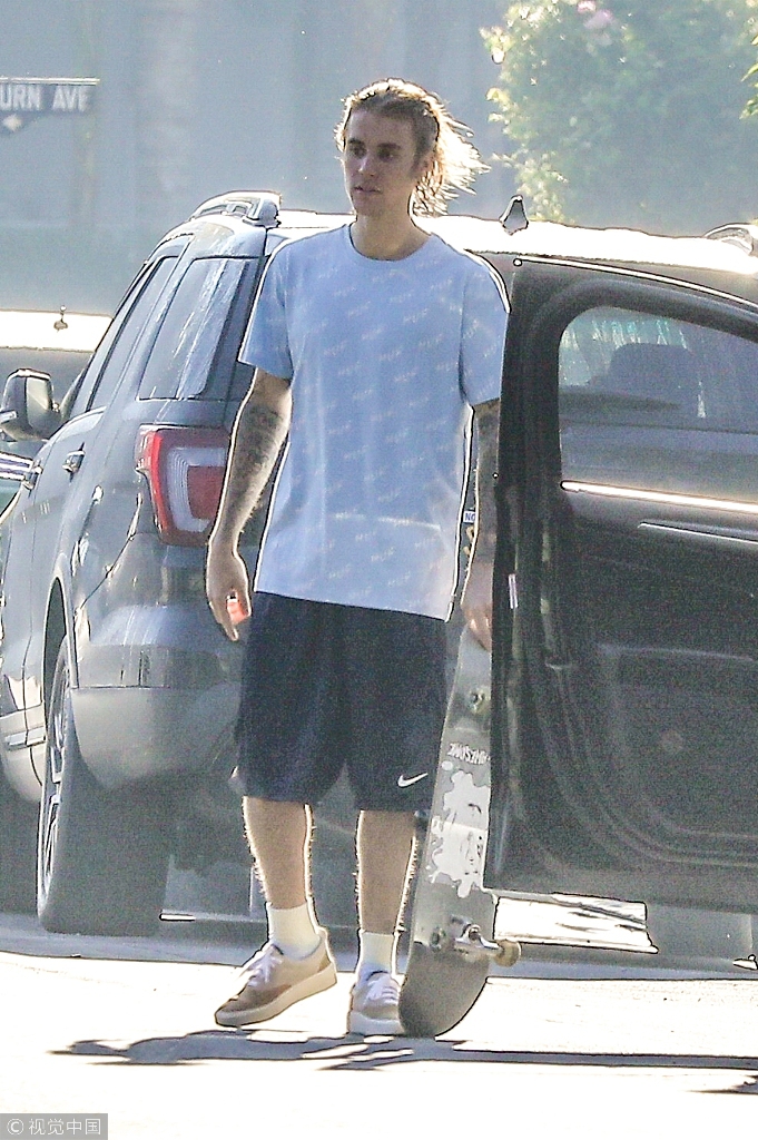 组图:贾斯汀·比伯秀花臂街头玩滑板 发型凌乱狂放不羁