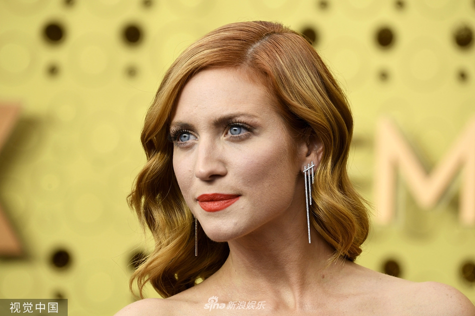 组图:布兰特妮·斯诺着淡蓝摸胸裙登艾美红毯 锁骨卷发显气质_高清