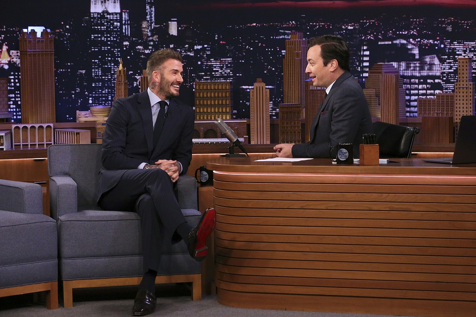 组图:贝克汉姆录制吉米秀 西装革履留小胡子尽展熟男魅力