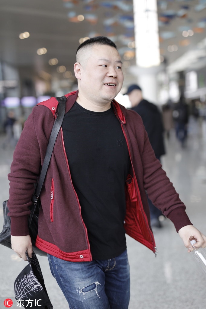 组图:岳云鹏加入极限挑战后首次露面 笑容明媚与粉丝打招呼