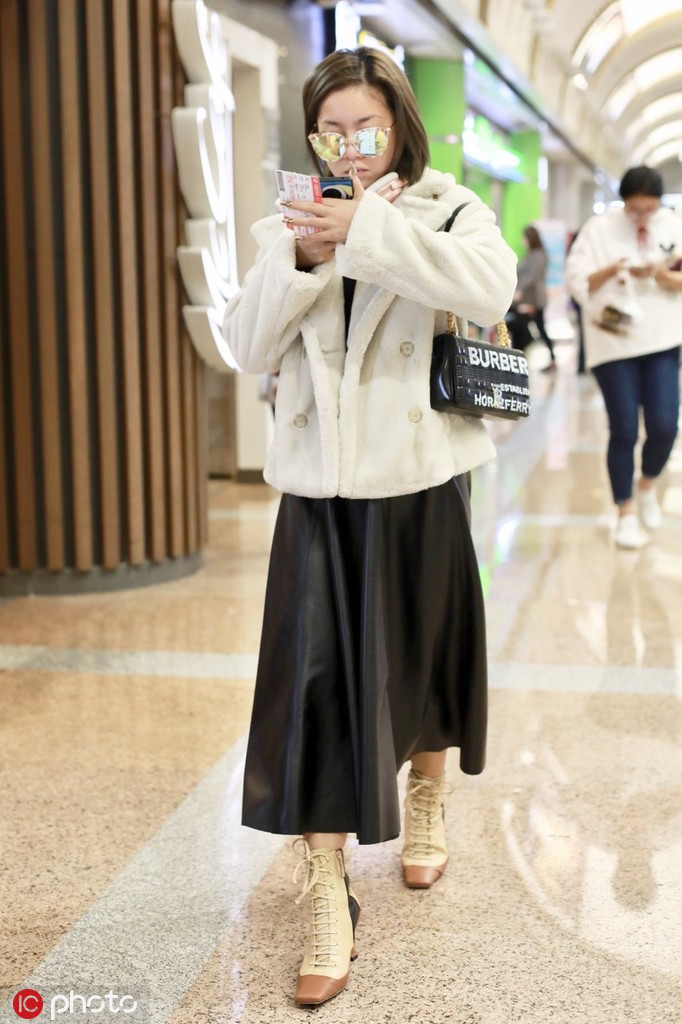 组图:王菊穿貂显暴发户气质 脸蛋依旧圆润双下巴浮现