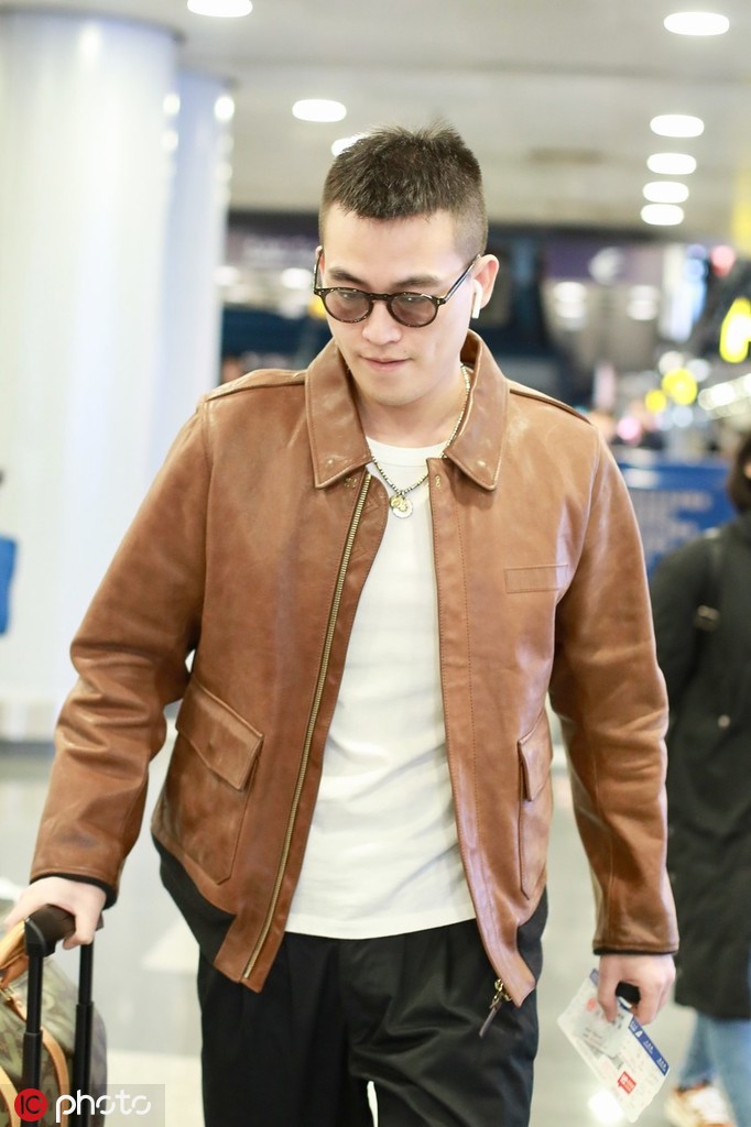 组图:欧豪穿皮衣现身荷尔蒙爆棚 歪嘴邪魅一笑超苏融化人心