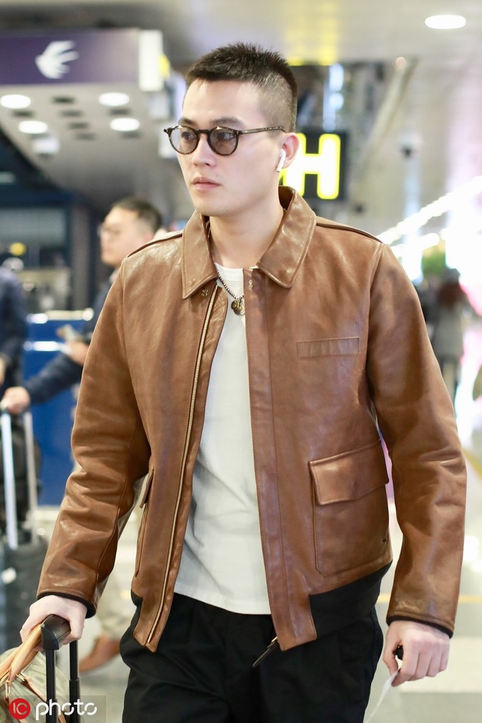 组图:欧豪穿皮衣现身荷尔蒙爆棚 歪嘴邪魅一笑超苏融化人心