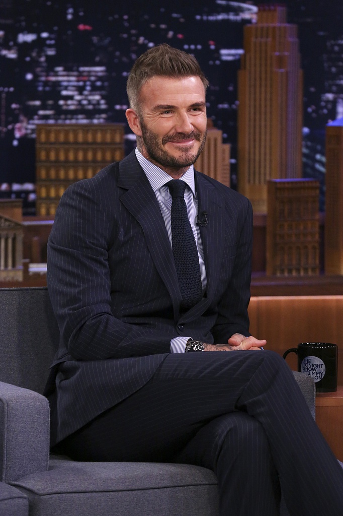 组图:贝克汉姆录制吉米秀 西装革履留小胡子尽展熟男魅力