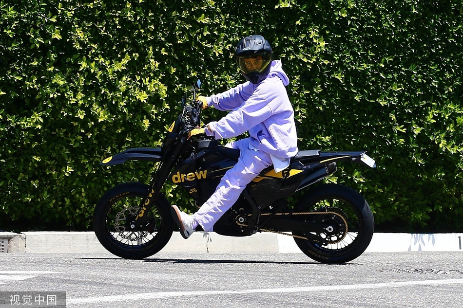 组图:比伯街头飙摩托车姿势迷之搞笑 爱妻海莉穿碎花裙相随_高清图集