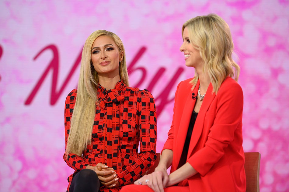 组图:希尔顿姐妹同上节目显默契 同穿红色外套喜气洋洋甜笑迷人