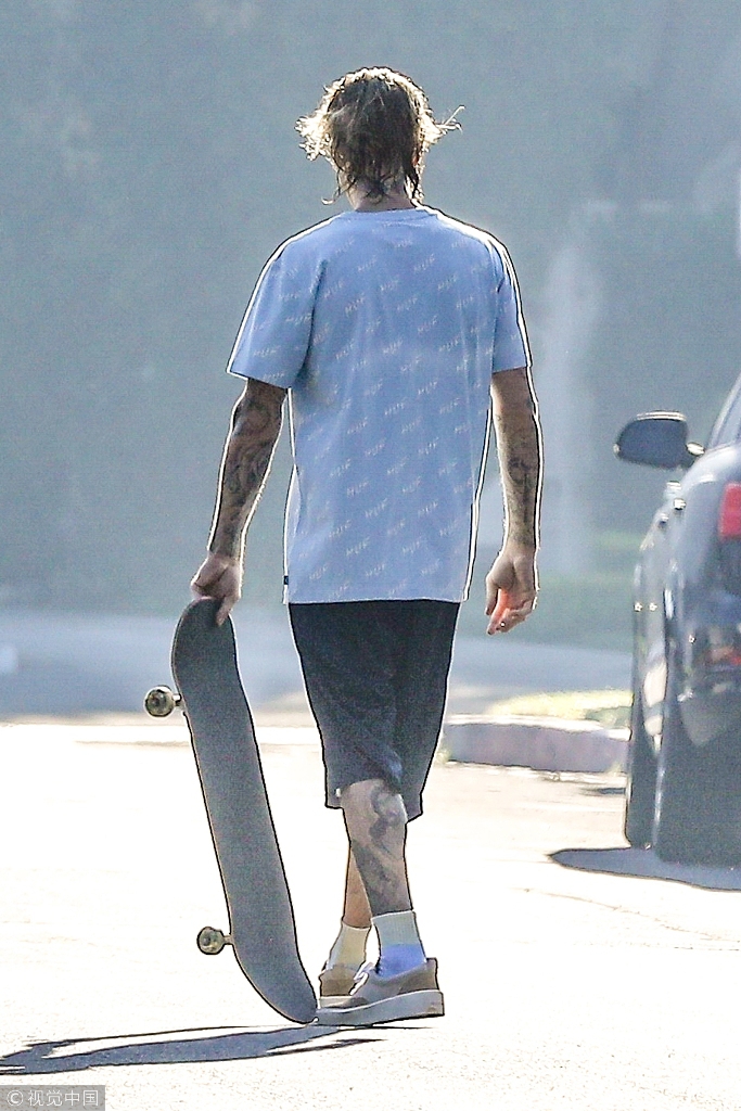 组图:贾斯汀·比伯秀花臂街头玩滑板 发型凌乱狂放不羁_高清图集_新浪