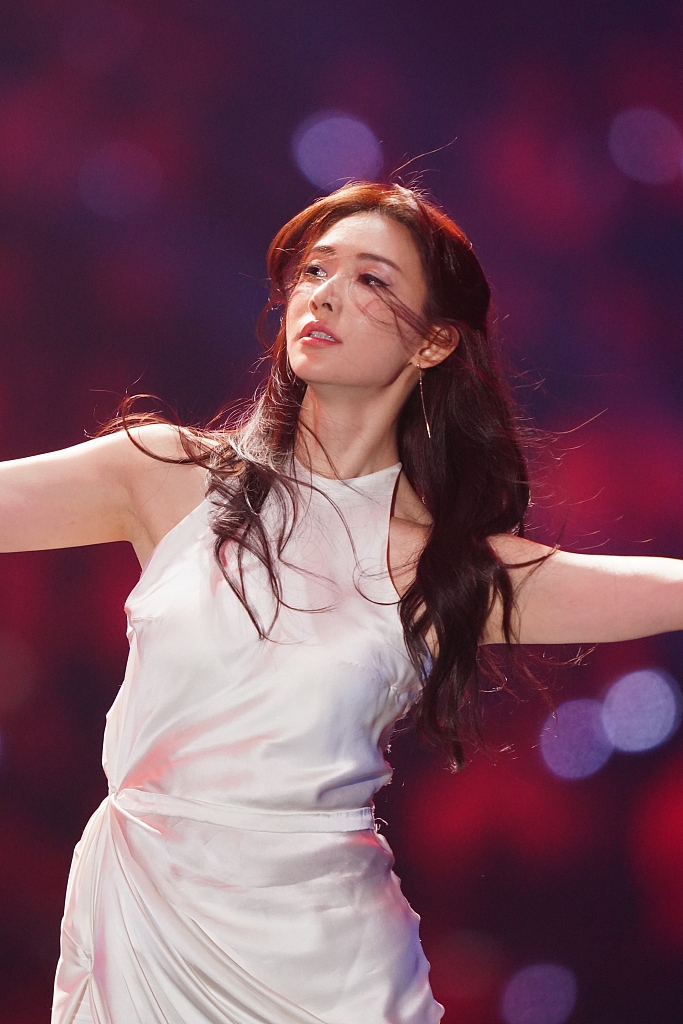 组图:林志玲光脚跳舞秀大白腿 表演《说散就散》性感撩人_高清图集