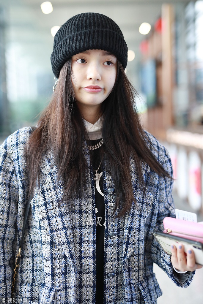 组图:林允素颜嘟嘴卖萌大方任拍 捧果汁回眸挥手告别粉丝