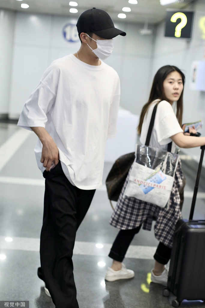 组图:姜潮求婚后口罩遮面低调现身 戴棒球帽穿阔腿裤状态轻松