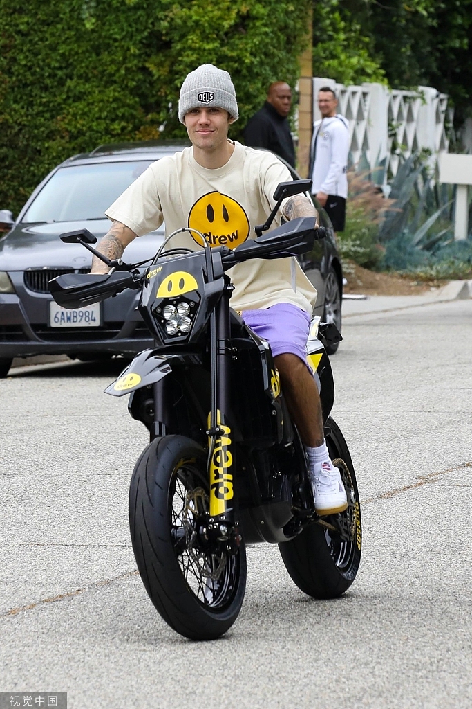 组图比伯街头秀新座驾炫酷拉风笑对镜头挥手心情嗨