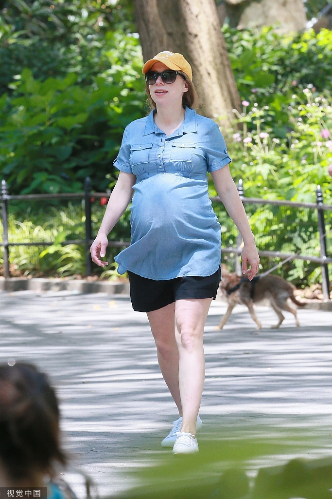 组图:克林顿独女挺巨肚孕味足 双腿纤细身材不见走样_高清图集_新浪网