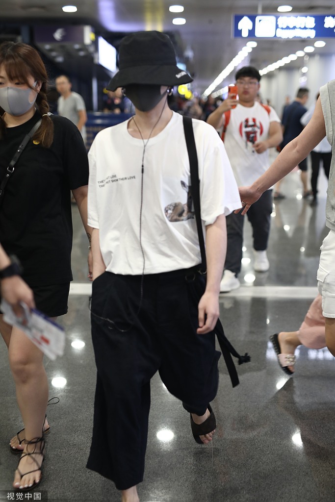 组图:华晨宇脚踩拖鞋随性不羁 渔夫帽口罩全上阵遮到不见脸