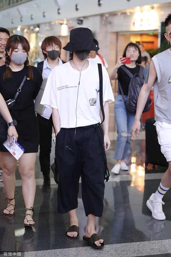 组图:华晨宇脚踩拖鞋随性不羁 渔夫帽口罩全上阵遮到不见脸