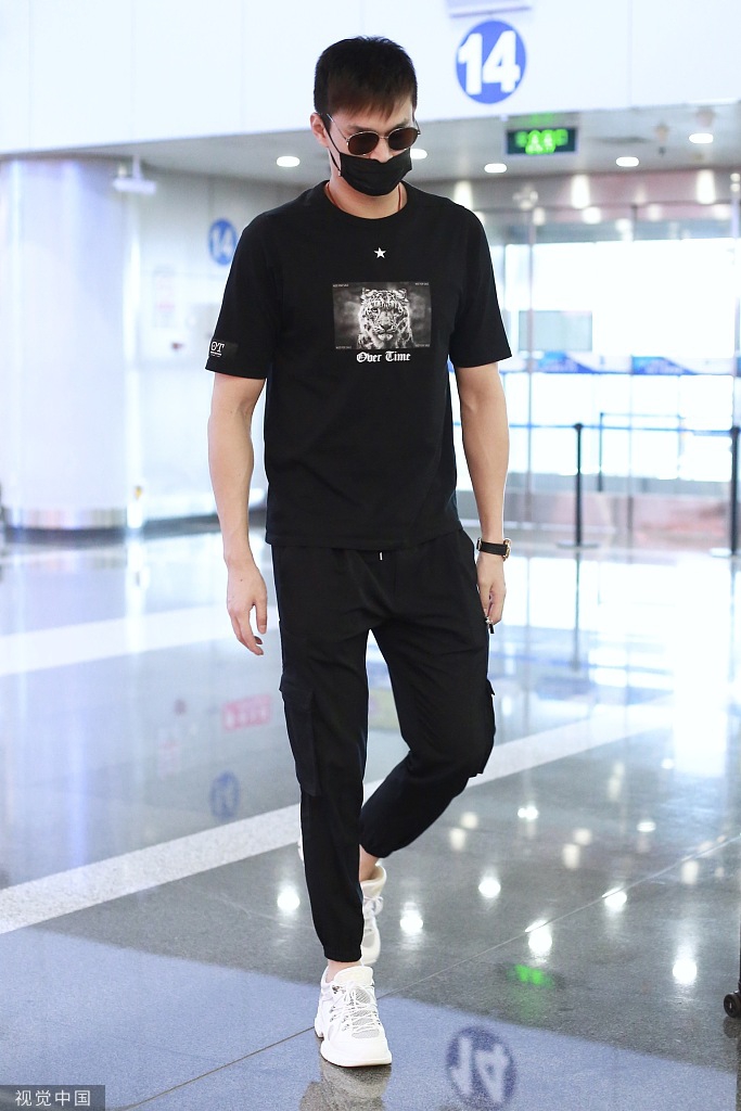 组图:孙杨低调现身机场胸前图案亮了 墨镜口罩遮面帅气依旧