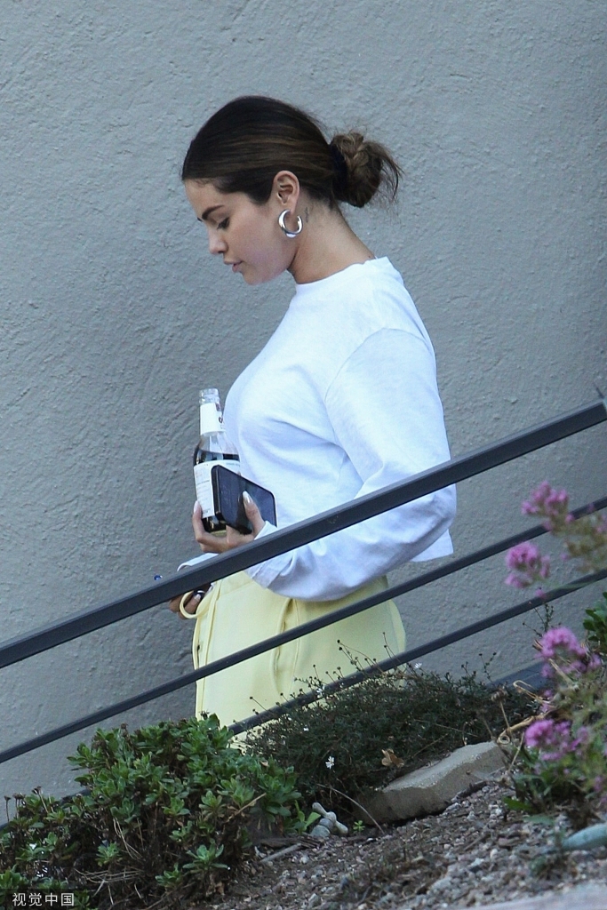 组图:赛琳娜穿露脐装秀小肚子 路边喝咖啡率性自然