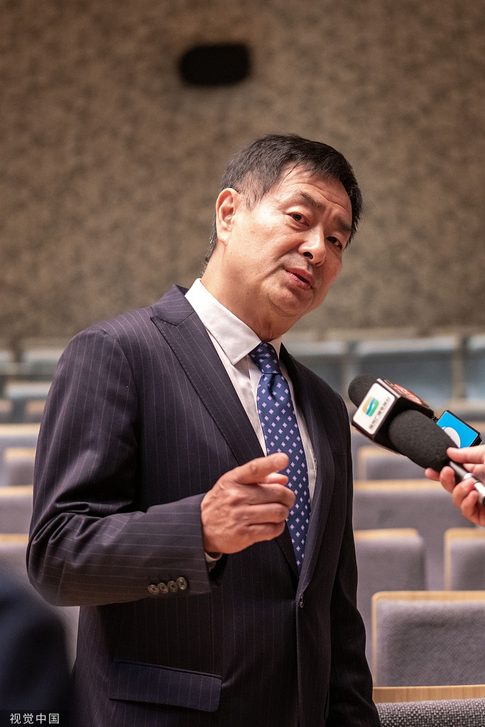 组图:濮存昕西装革履气质儒雅似老干部 与众人合影亲和力足