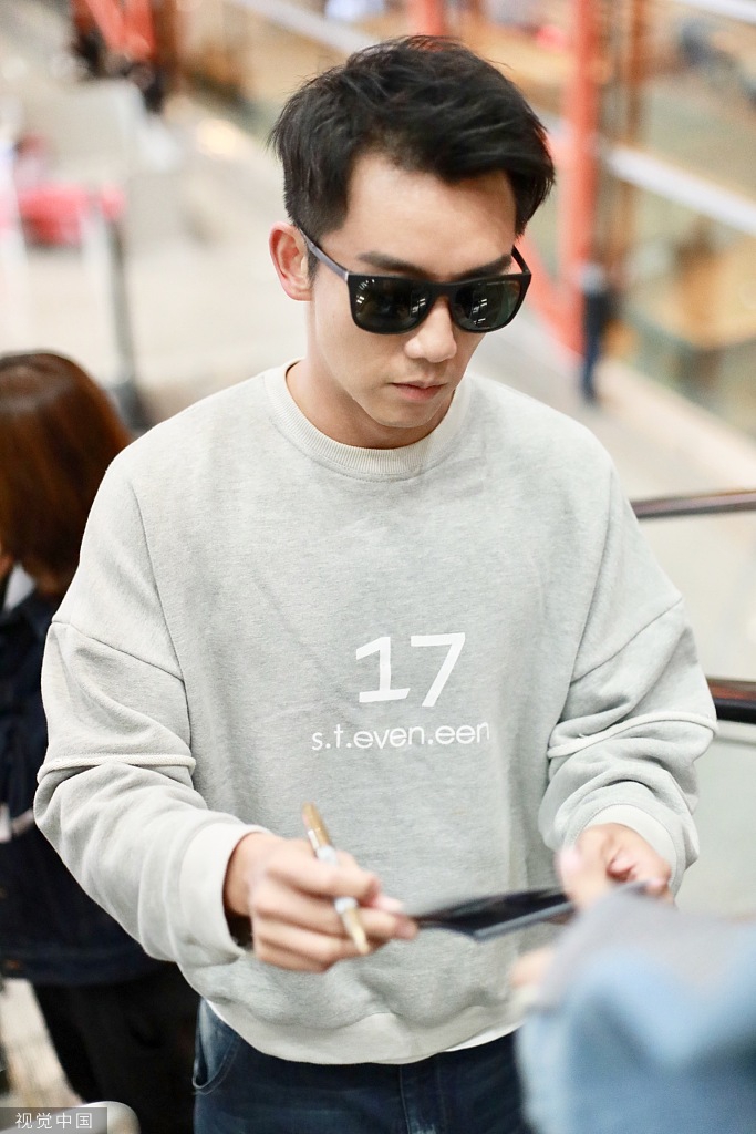 组图:郑恺摘墨镜后秒变呆萌小生 抿嘴举剪刀手配合营业