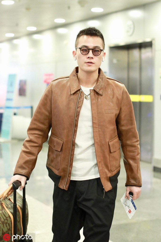 组图:欧豪穿皮衣现身荷尔蒙爆棚 歪嘴邪魅一笑超苏融化人心