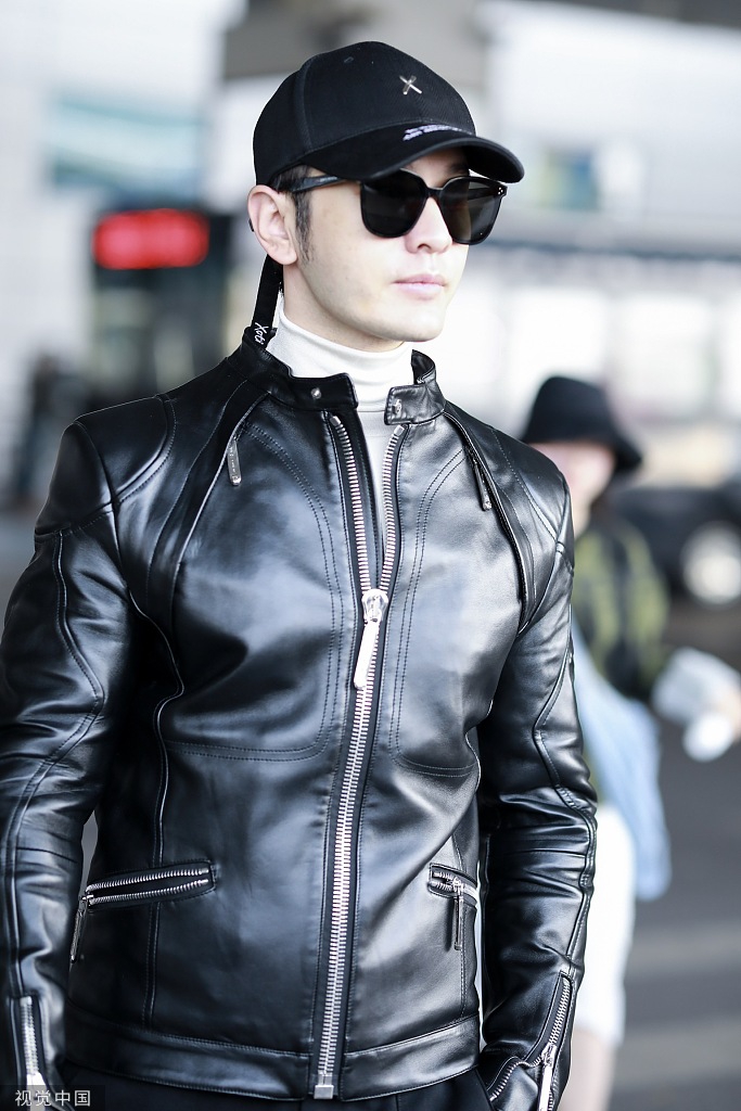 组图:黄晓明穿皮衣架黑超装扮酷帅 插兜疾走带风气场开挂