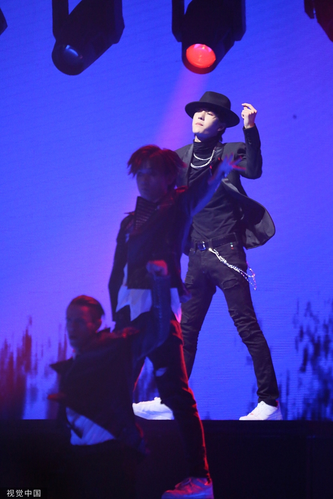 组图:王一博穿黑色西装酷帅有型 跳超a舞蹈引全场尖叫
