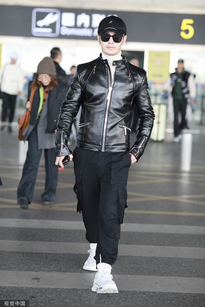 组图黄晓明穿皮衣架黑超装扮酷帅插兜疾走带风气场开挂