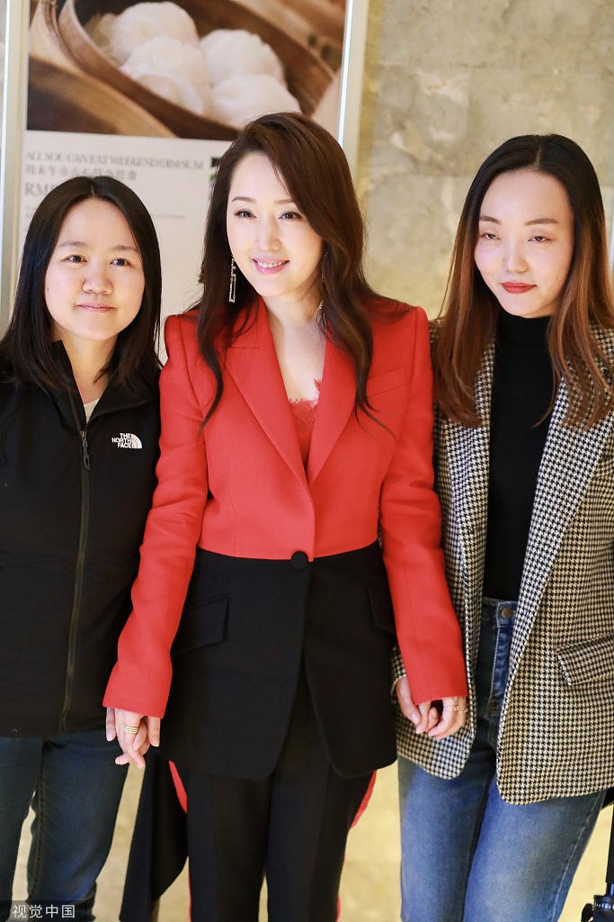 组图杨钰莹红装浅笑气色明艳气质佳与粉丝牵手合影亲和满分