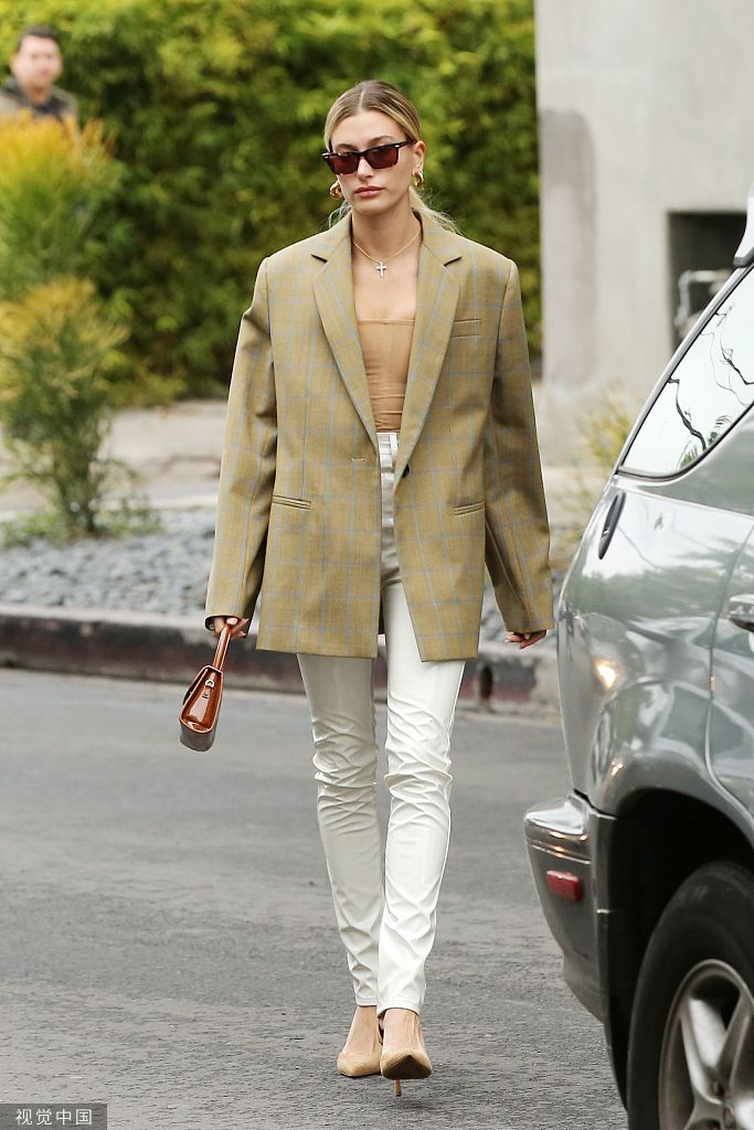 组图:海莉穿oversized西装显超模气场 化身都市丽人出街买咖啡