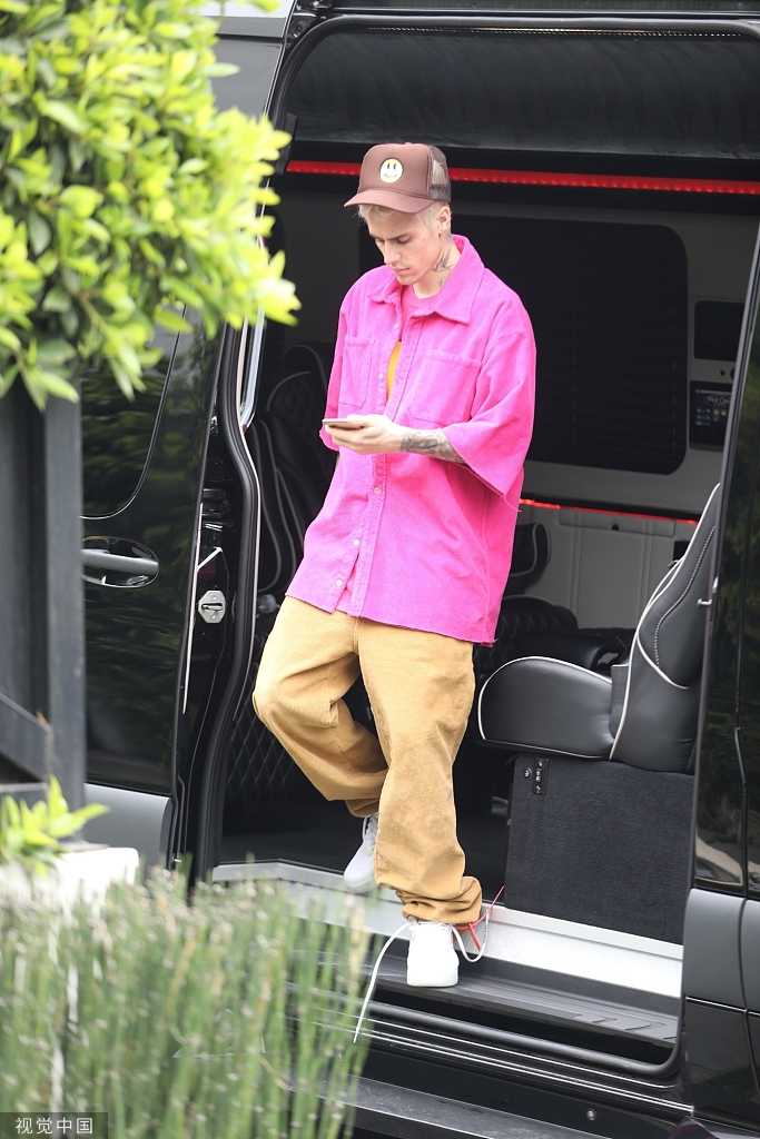 组图:比伯穿粉色衬衫休闲帅气 不系鞋带个性十足作风随性