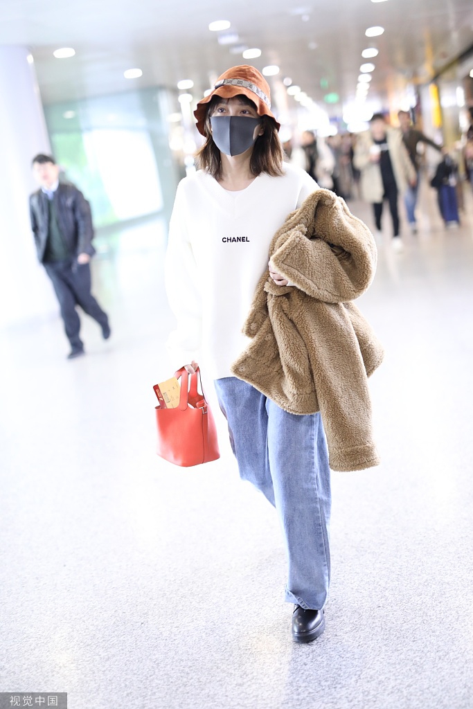 组图:吴昕戴渔夫帽穿搭休闲 大清早赶飞机没睡够双眼惺忪