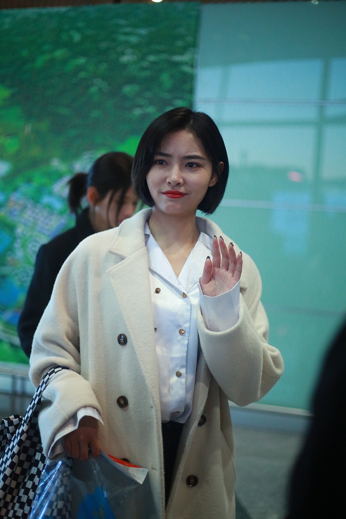 组图:许佳琪机场旧照曝光穿搭英姿飒爽 见粉丝俏皮挥手甜笑亲和