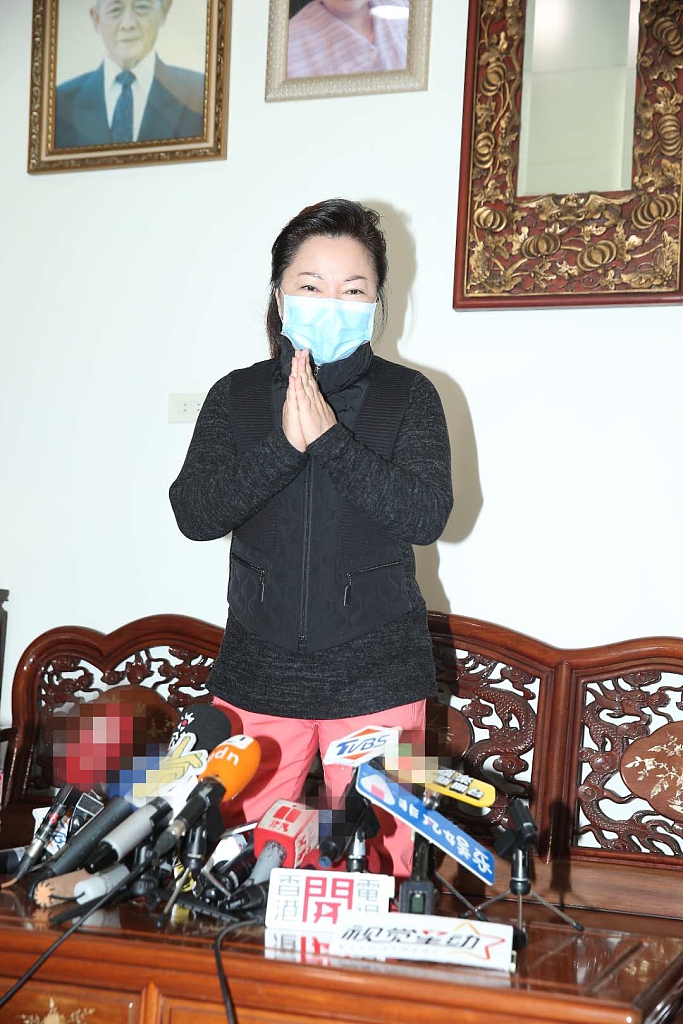 组图:女儿白晓燕祭日遭网友恐吓 白冰冰出席记者会说明情况