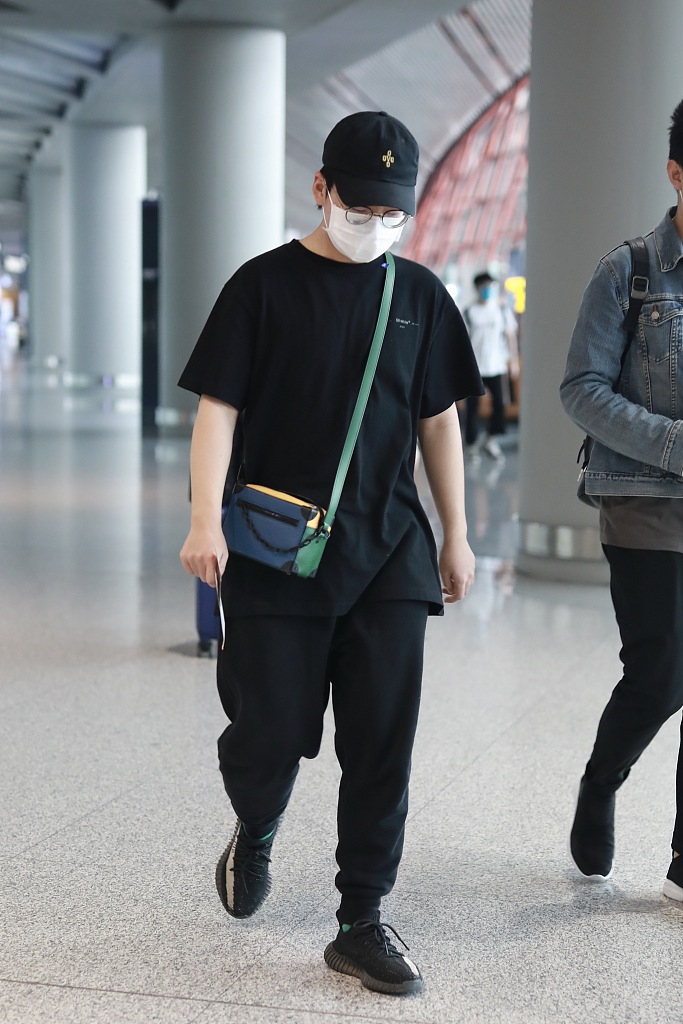 组图:郭麒麟自曝因外卖不好吃搬家后亮相 装扮低调搭配可爱