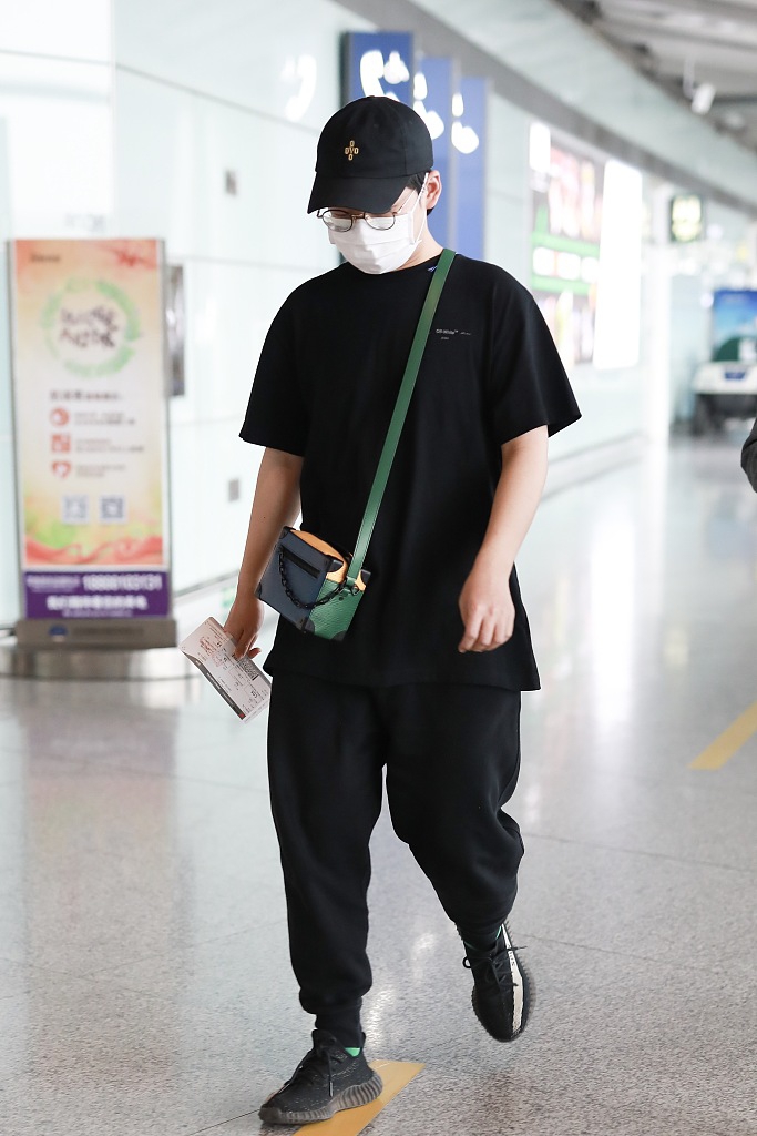 组图郭麒麟自曝因外卖不好吃搬家后亮相装扮低调搭配可爱