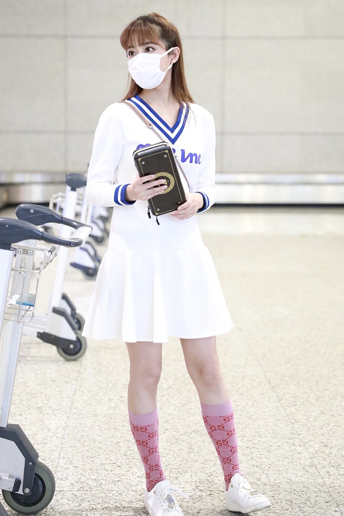 组图:李艺彤穿制服短裙秀身材清纯可人 深夜乖巧赶路似邻家姐姐