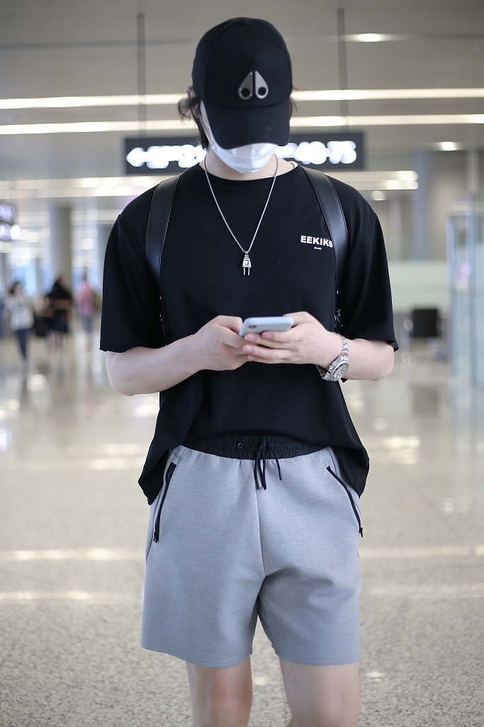 组图:阿云嘎穿灰色热裤腿长仿佛两米 戴"插头"项链别致有范