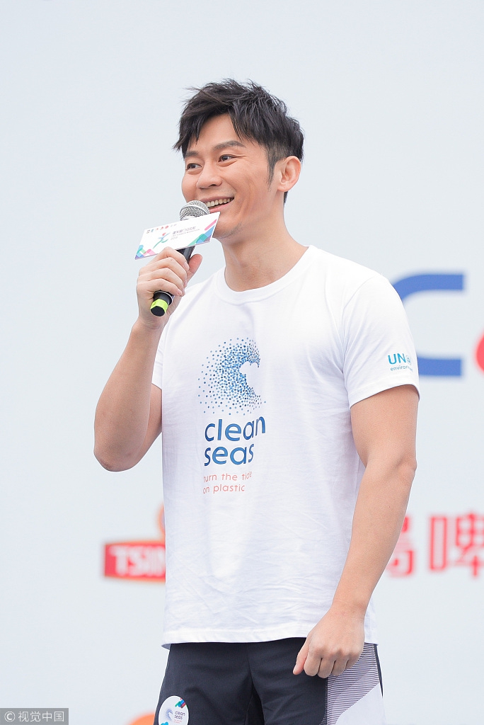 组图:李晨助阵厦门马拉松鸣发令枪 大黑牛大秀健硕胸肌