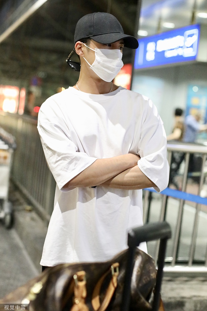 组图:姜潮求婚后口罩遮面低调现身 戴棒球帽穿阔腿裤状态轻松