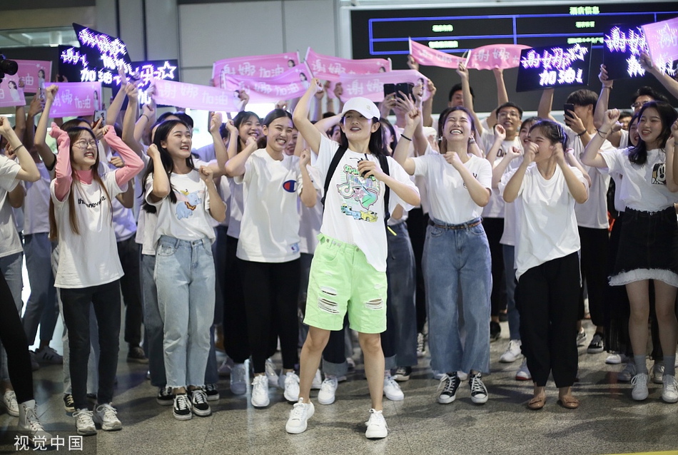 组图:粉丝唱"菠萝蜜"接机场面大 谢娜喜上眉梢猫腰拍不停