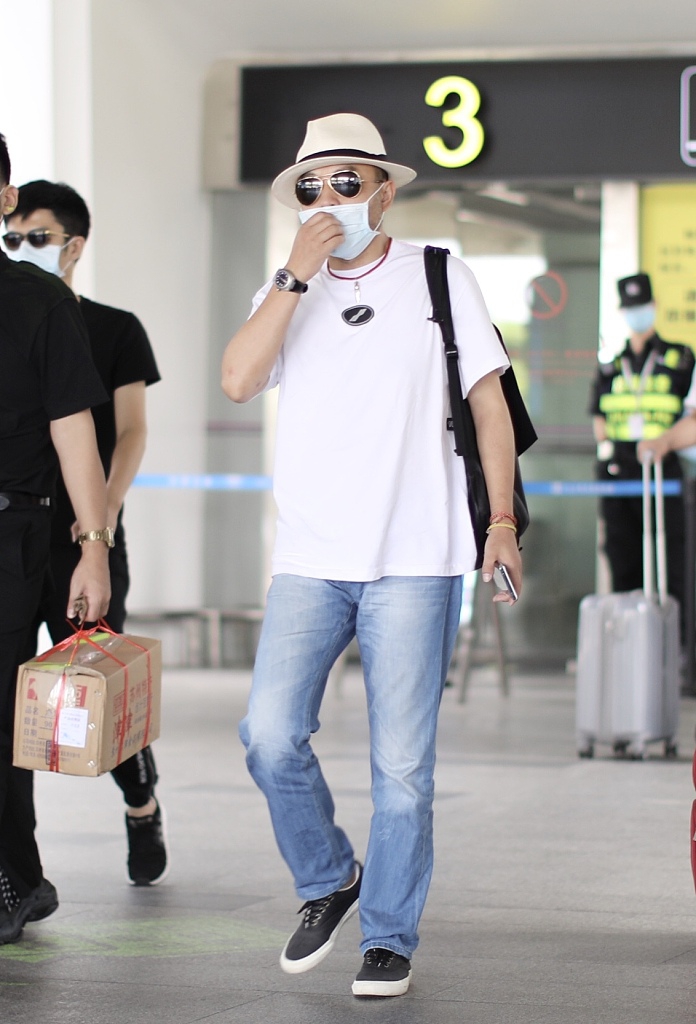 组图:汪涵戴圆礼帽一路疾走赶时间 穿白t恤牛仔裤装扮休闲