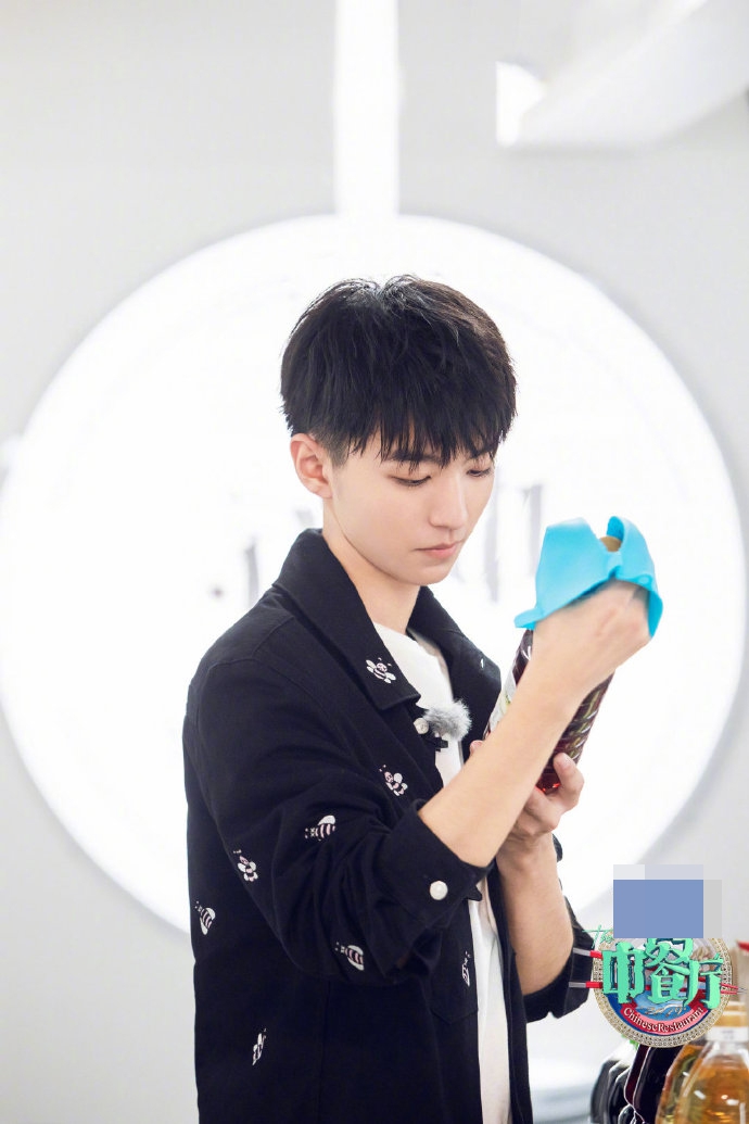 组图:王俊凯蜜蜂外套搭白色t恤出镜 发型清爽帅气少年感十足_高清图集