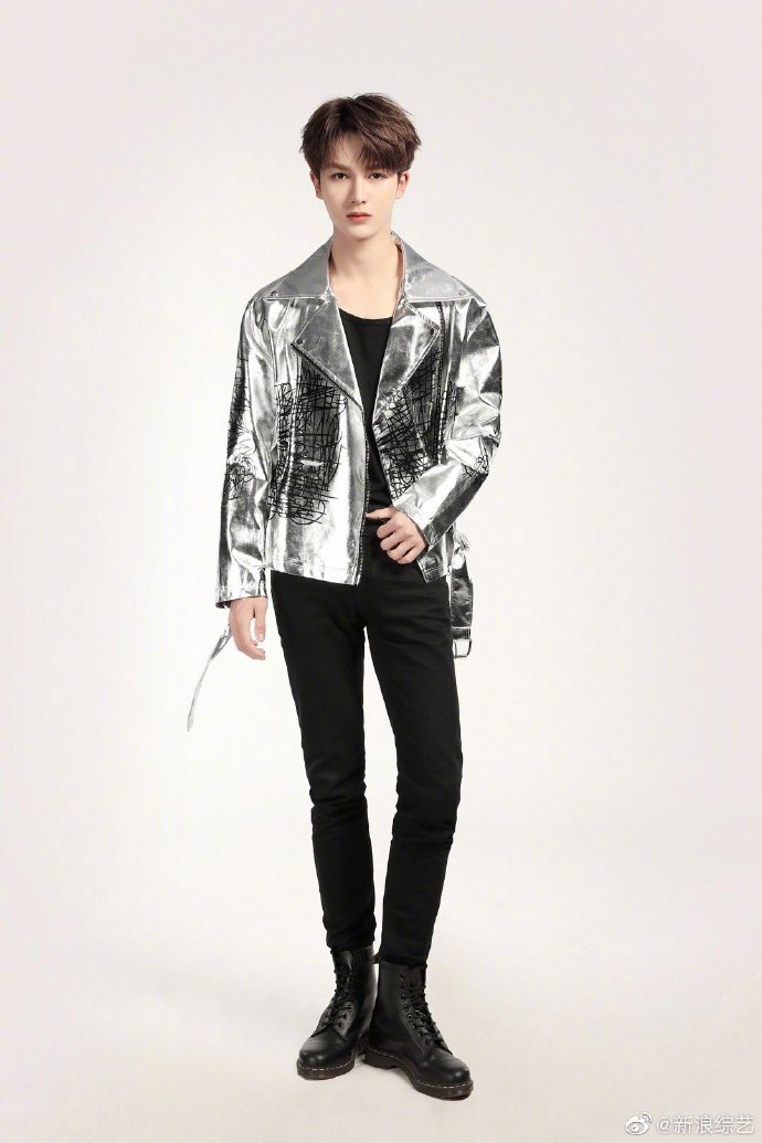 组图:朱正廷银色机车夹克配高腰牛仔裤 造型简约不失张扬个性