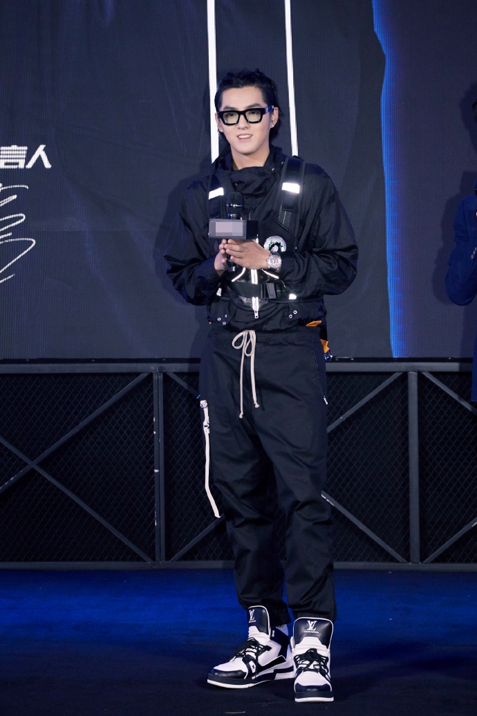 吴亦凡黑色工装搭黑框眼镜