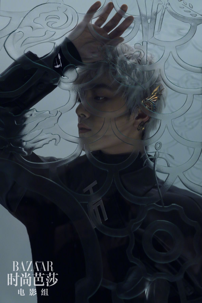 组图肖战银白色卷发宛若精灵光影勾勒清冽轮廓表现力十足