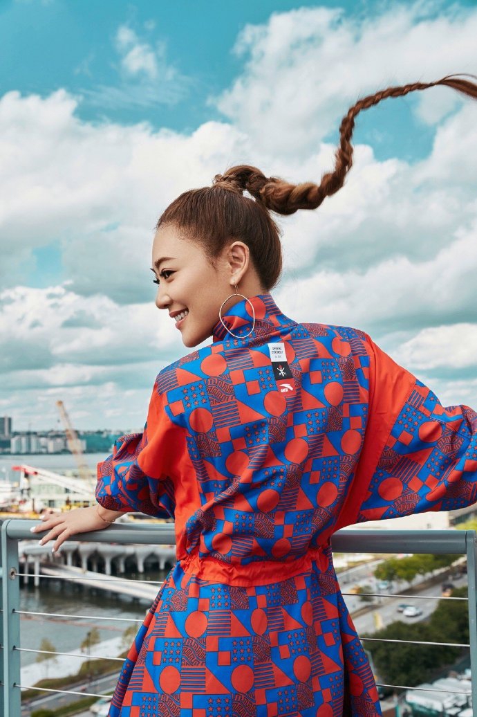 组图:应采儿红蓝运动服搭飞天麻花辫 不规则金属圈耳环独特吸睛