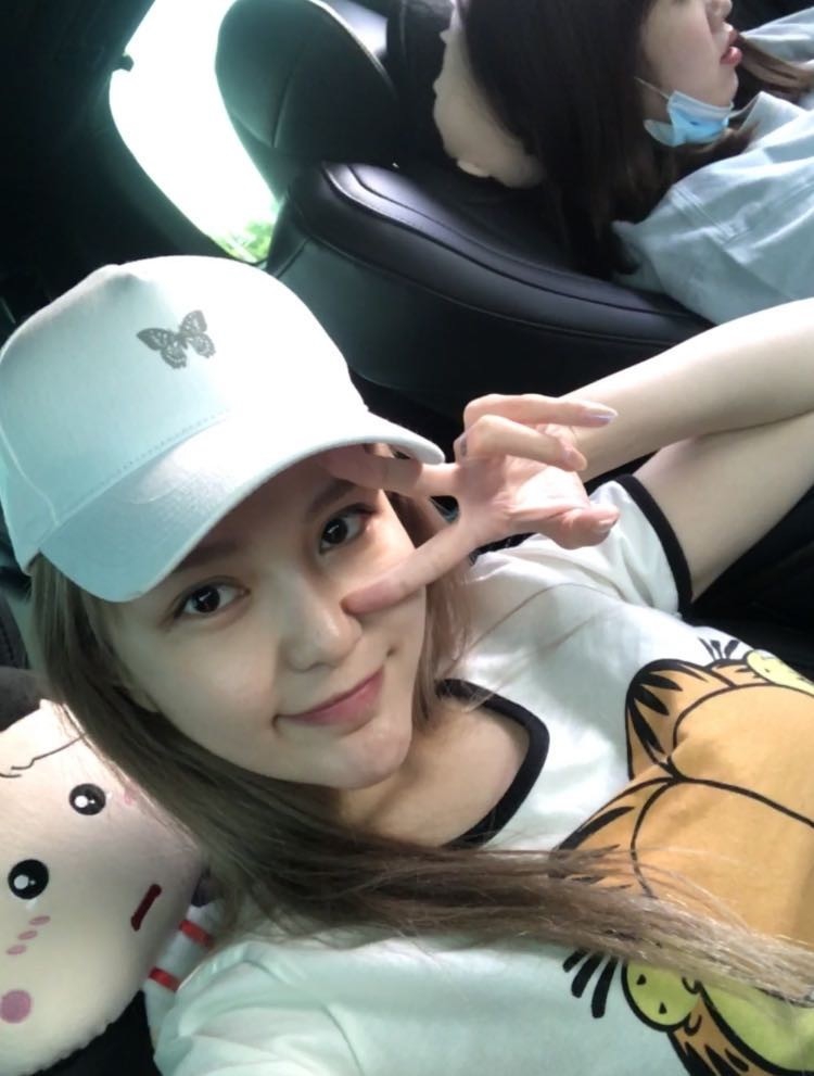 组图:周扬青首晒素颜照皮肤佳 对镜比耶笑容甜美可人