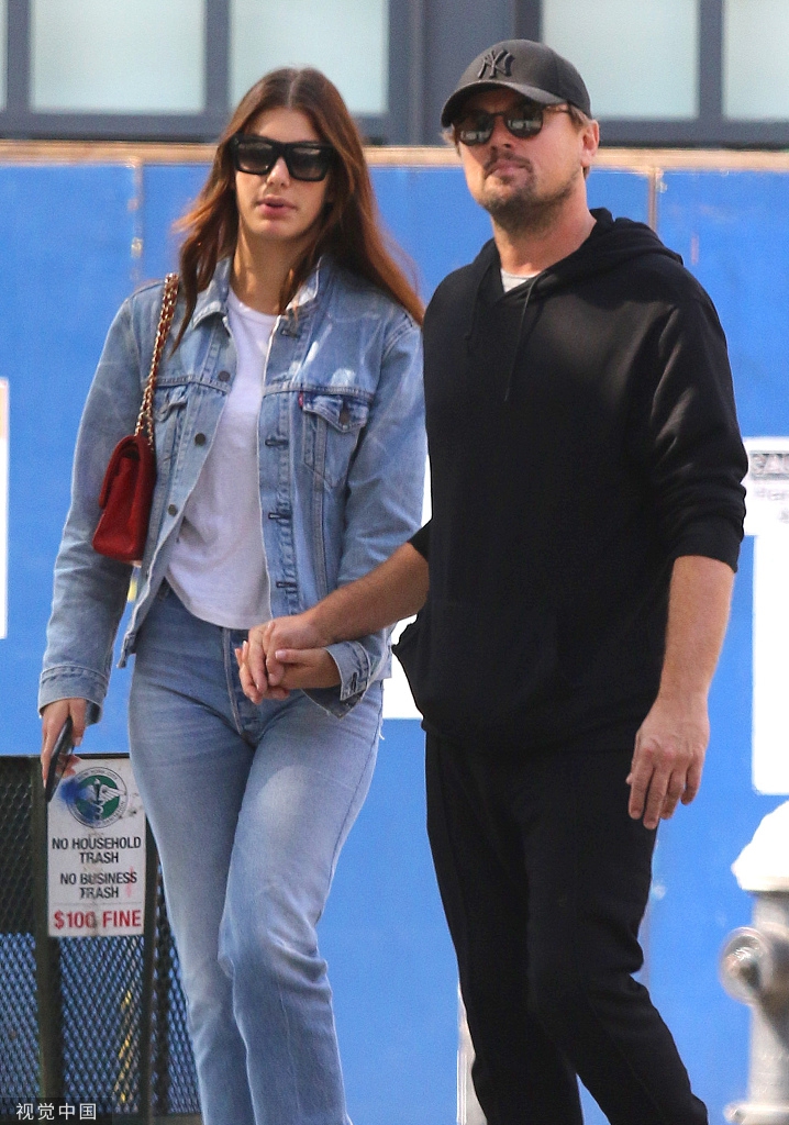 组图:小李子穿减龄装带女友逛街约会 两人全程牵手秀恩爱