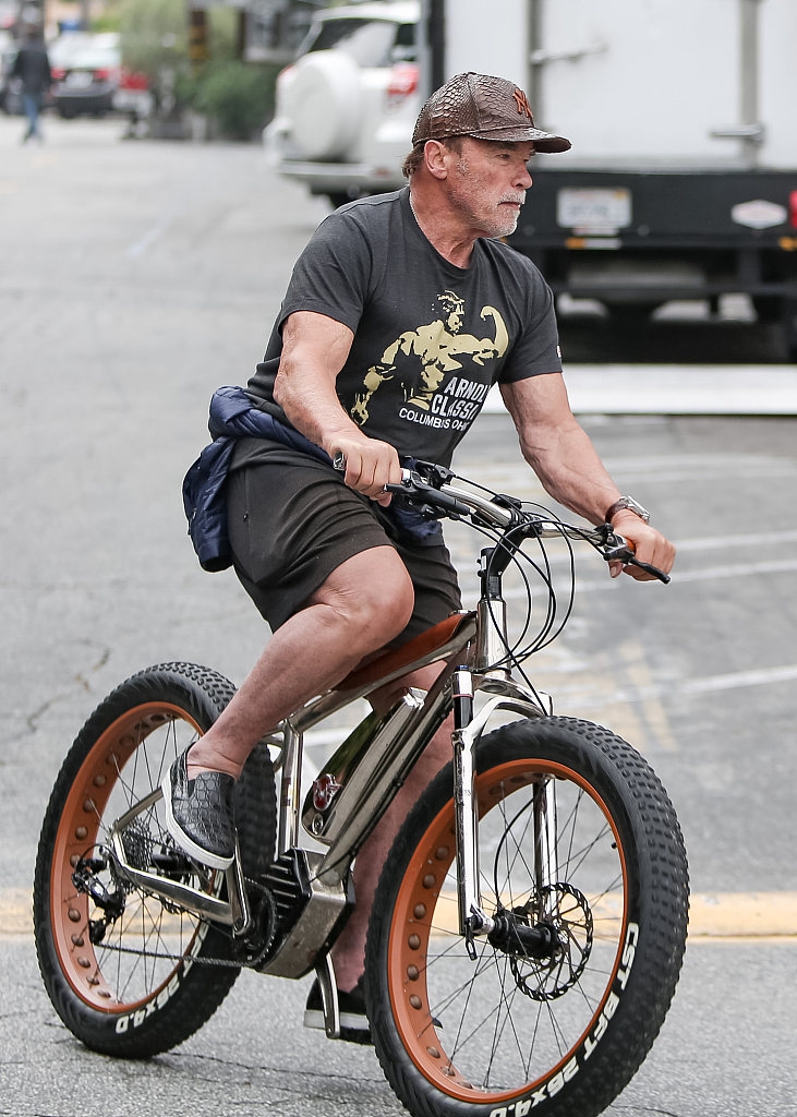 组图:施瓦辛格穿健美先生t恤老当益壮 坚持骑行肱二头肌依旧明显