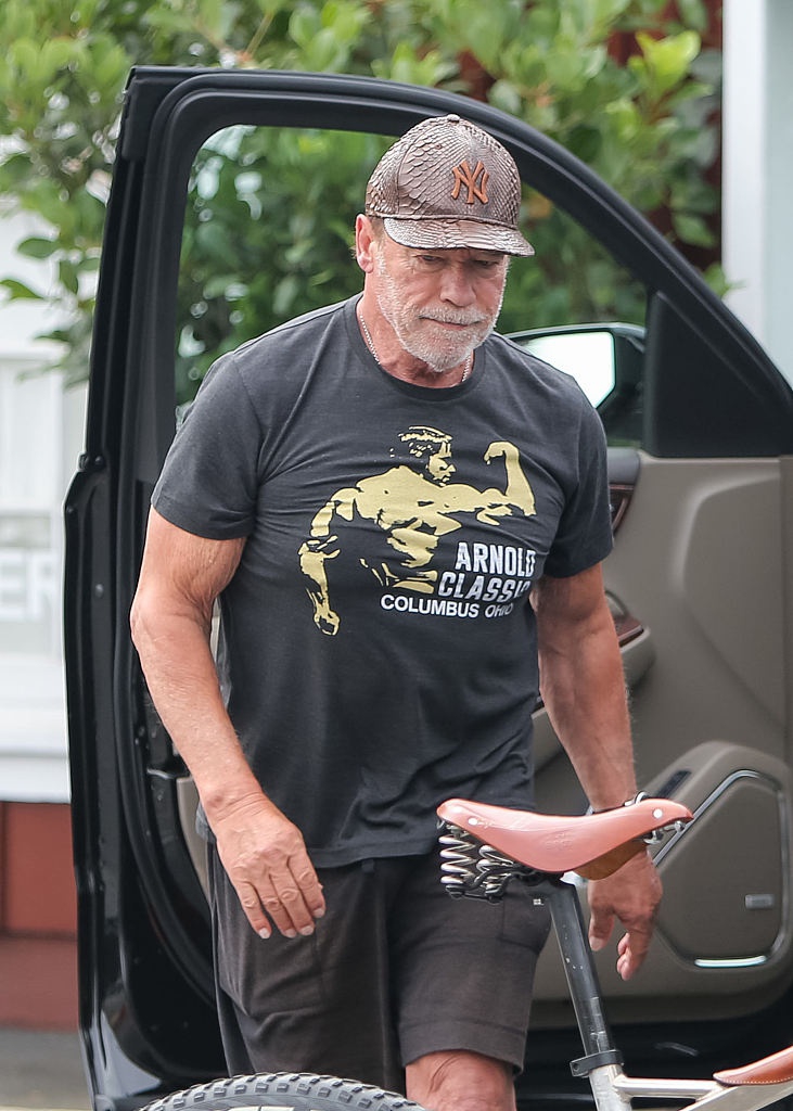 组图:施瓦辛格穿健美先生t恤老当益壮 坚持骑行肱二头肌依旧明显