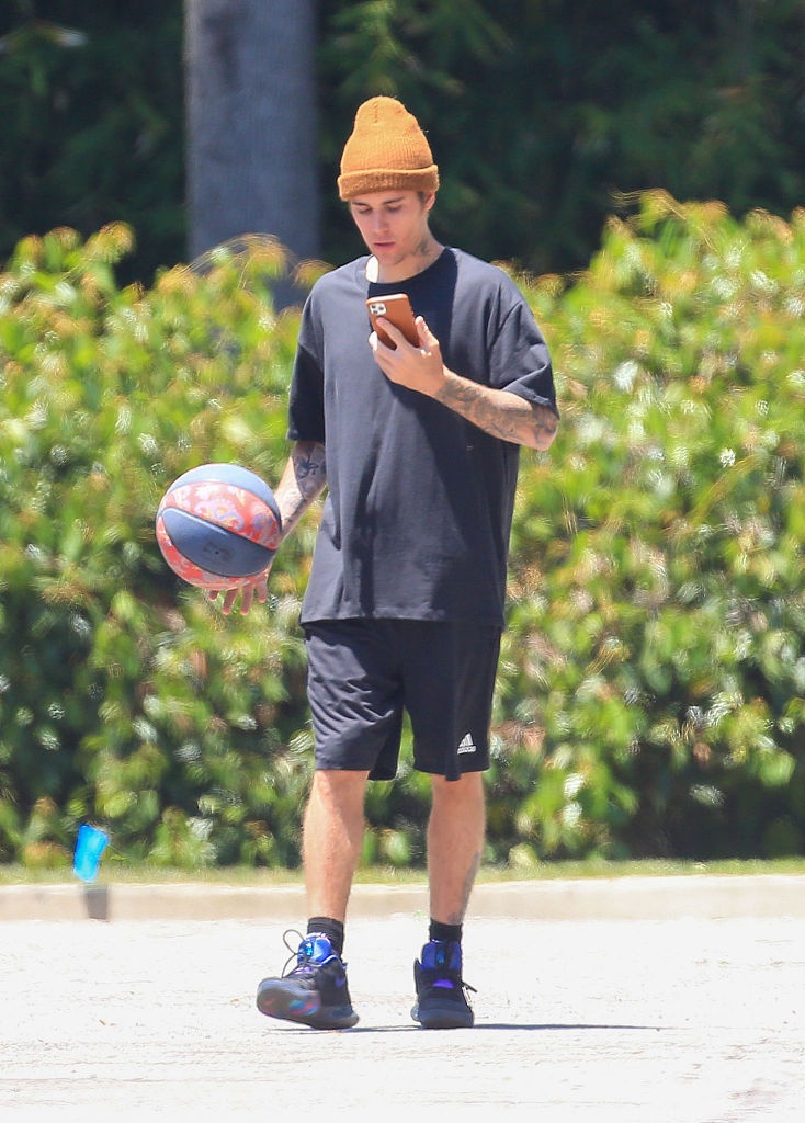 组图:网瘾少年比伯打篮球不忘玩手机 灌篮姿势利落帅气